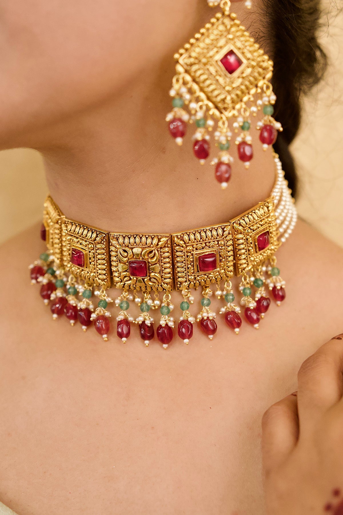 mona choker set
