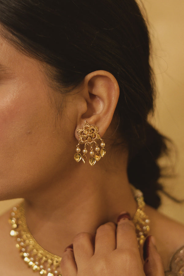 Soni Pippal Patti Studs