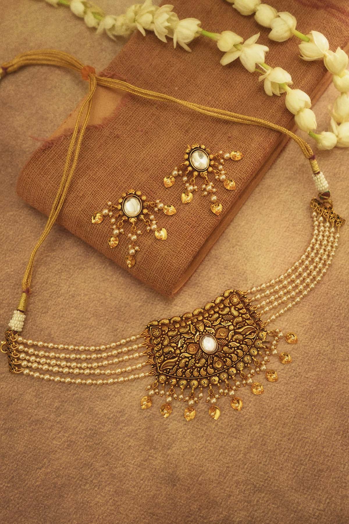 Rakhi Pippal Patti Choker